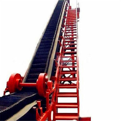 Specjalnie zaprojektowany system przenośników kubełkowych o dużym nachyleniu do transportu materiałów sypkich
